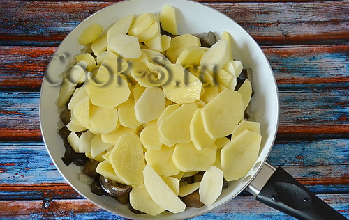 жареная картошка с грибами на сковороде