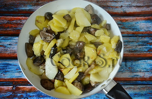 жареная картошка с грибами и луком