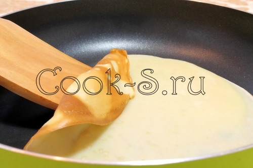 Заварные блинчики с персиками и клюквенным соусом – кулинарный рецепт