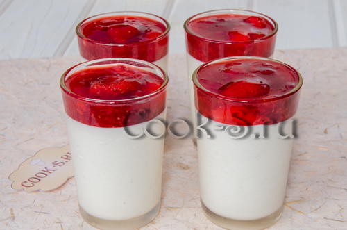 панакота из йогурта с ягодами