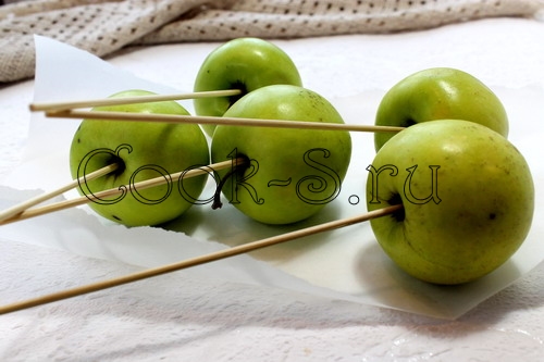 Корзиночки с яблоками в карамели – кулинарный рецепт