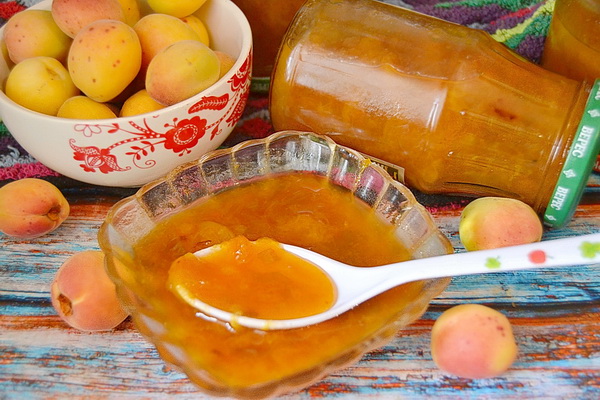 С миндалём, апельсином, без косточек: 7 лучших рецептов абрикосового варенья на зиму