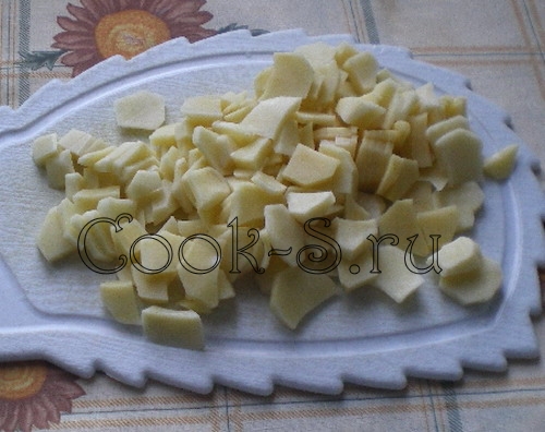 грибной суп из шампиньонов - нарезать картофель