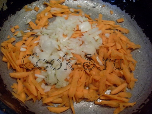 гороховый суп с копченостями - лук и морковь