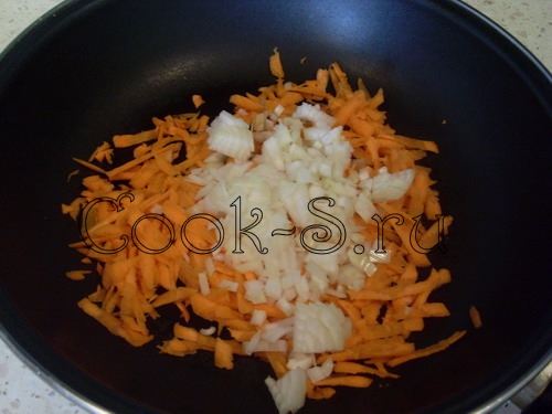 суп из куриных шеек - обжарить лук и морковь