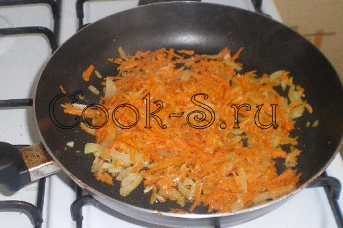 суп из плавленных сырков - обжарить морковь