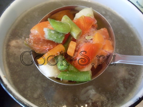 суп из замороженных овощей - бульон