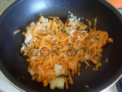 щавелевый суп - лук и морковь