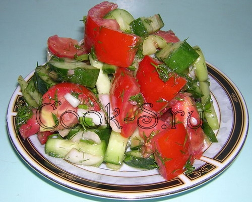 Салат из куриной грудки с перцем и помидорами