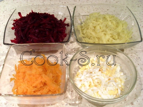 Гранатовый браслет салат с курицей, грибами, морковкой и картошкой