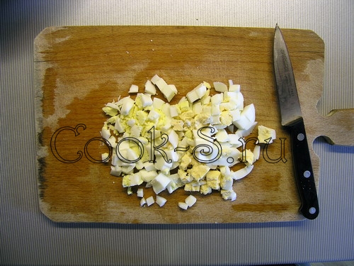 салат из мидий - сварить и порезать яйца