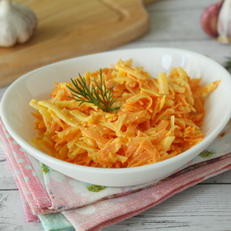 Салат из моркови с сыром, чесноком и майонезом 