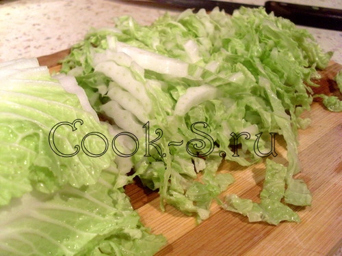 салат из пекинской капусты с кукурузой - нарезать капусту