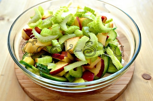 Салат с яблоком, сельдереем и рокфором – кулинарный рецепт
