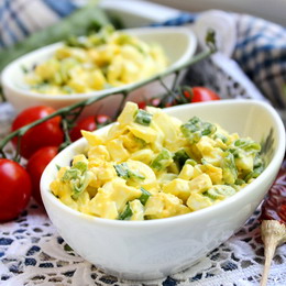 Салат из зеленого лука с яйцом