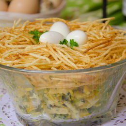 Салат «Перепелиное гнездо» с жареной картошкой