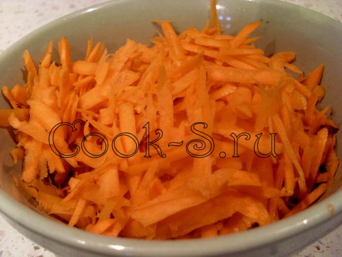 Как приготовить вкусный салат с курицей, корейской морковью и жареными грибами, пошаговый рецепт: