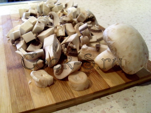 салат с грибами и свеклой - нарезать грибы