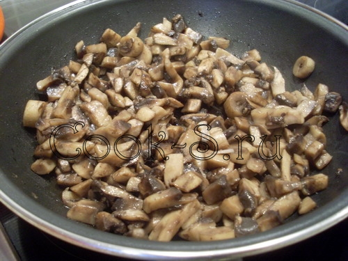 салат с грибами и свеклой - обжарить грибы