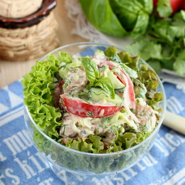 Салат с консервированной рыбой и овощами