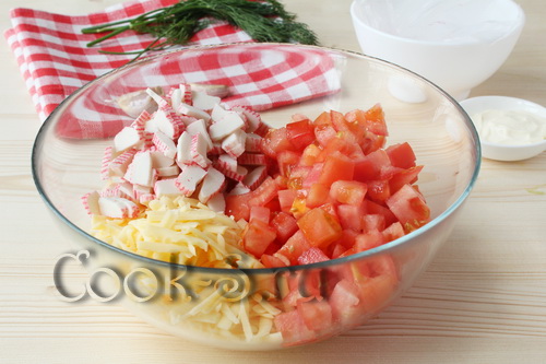 салат с крабовыми палочками помидорами и сыром