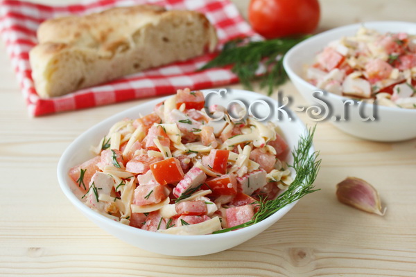 салат с крабовыми палочками и помидорами и чесноком и сыром