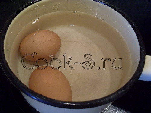 салат с кукурузой и огурцом - сварить яйца