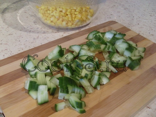 салат с кукурузой и огурцом - нарезать огурцы