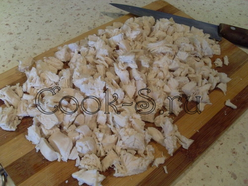 салат с курицей и грибами - нарезать курицу