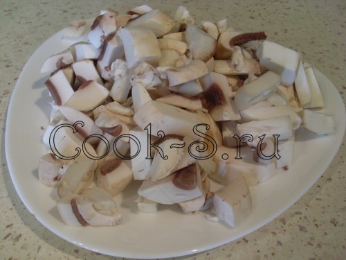 салат с курицей и грибами - нарезать грибы