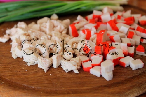 Салат с курицей, крабовыми палочками и помидорами — пошаговый рецепт с фото