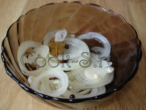 салат с маринованными грибами - лук