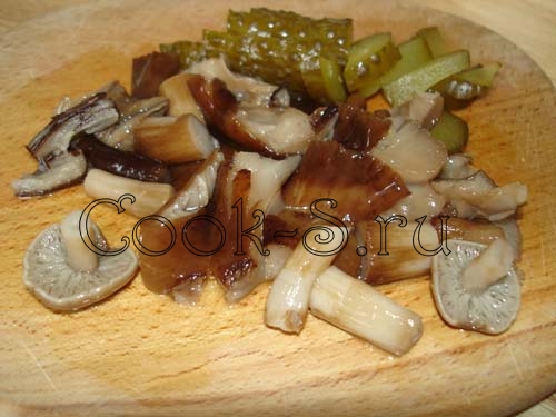 салат с маринованными грибами - грибы