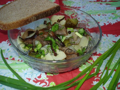салат с маринованными грибами