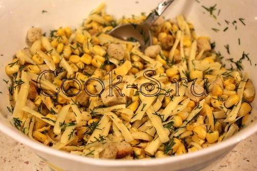 Салат «Вкусненький» с сухариками и кукурузой