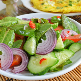Салат со щавелем и овощами