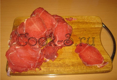 мясные рулетики - нарезать мясо