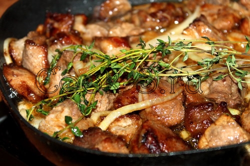 Как приготовить свинину в духовке с тимьяном?