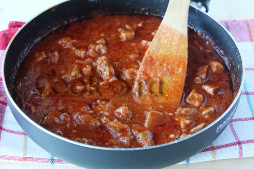 мясо в томатном соусе на сковороде