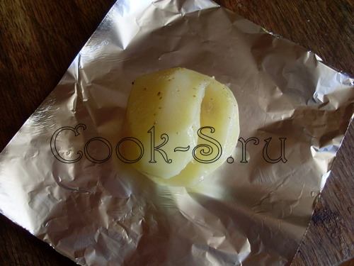 картофель запеченный в фольге - завернуть