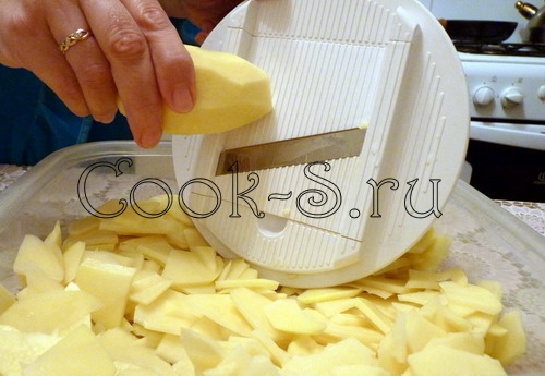 картофельная запеканка с сыром - нарезать картофель
