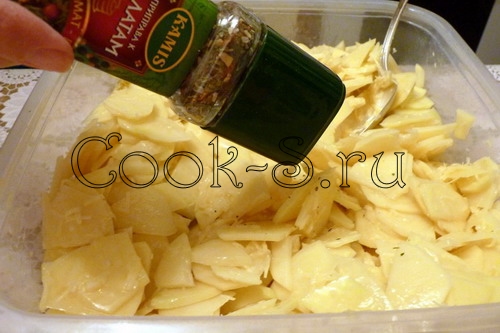 картофельная запеканка с сыром - смешать ингредиенты