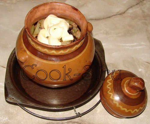 картошка с грибами в горшочках - майонез