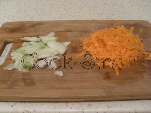 запеченный картофель с грибами - лук и морковь