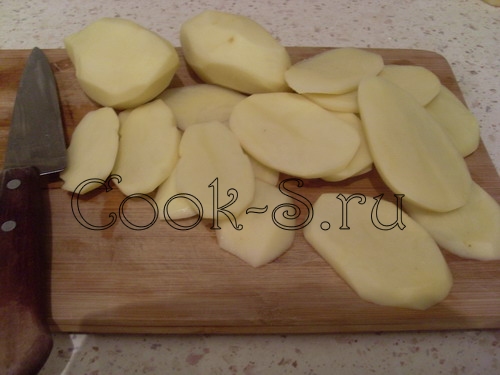 запеченный картофель с грибами - нарезать картофель
