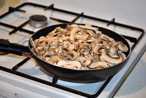 Жареная картошка с грибами - добавить грибы