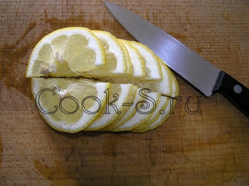Форель, запеченная в духовке - нарезать лимон