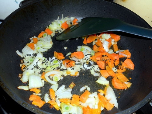 рыба тушеная с черносливом - лук и морковь