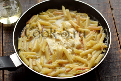 макароны с плавленым сыром на сковороде