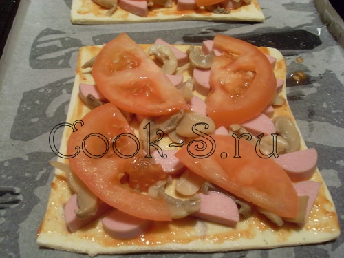 пицца из слоеного теста - помидоры